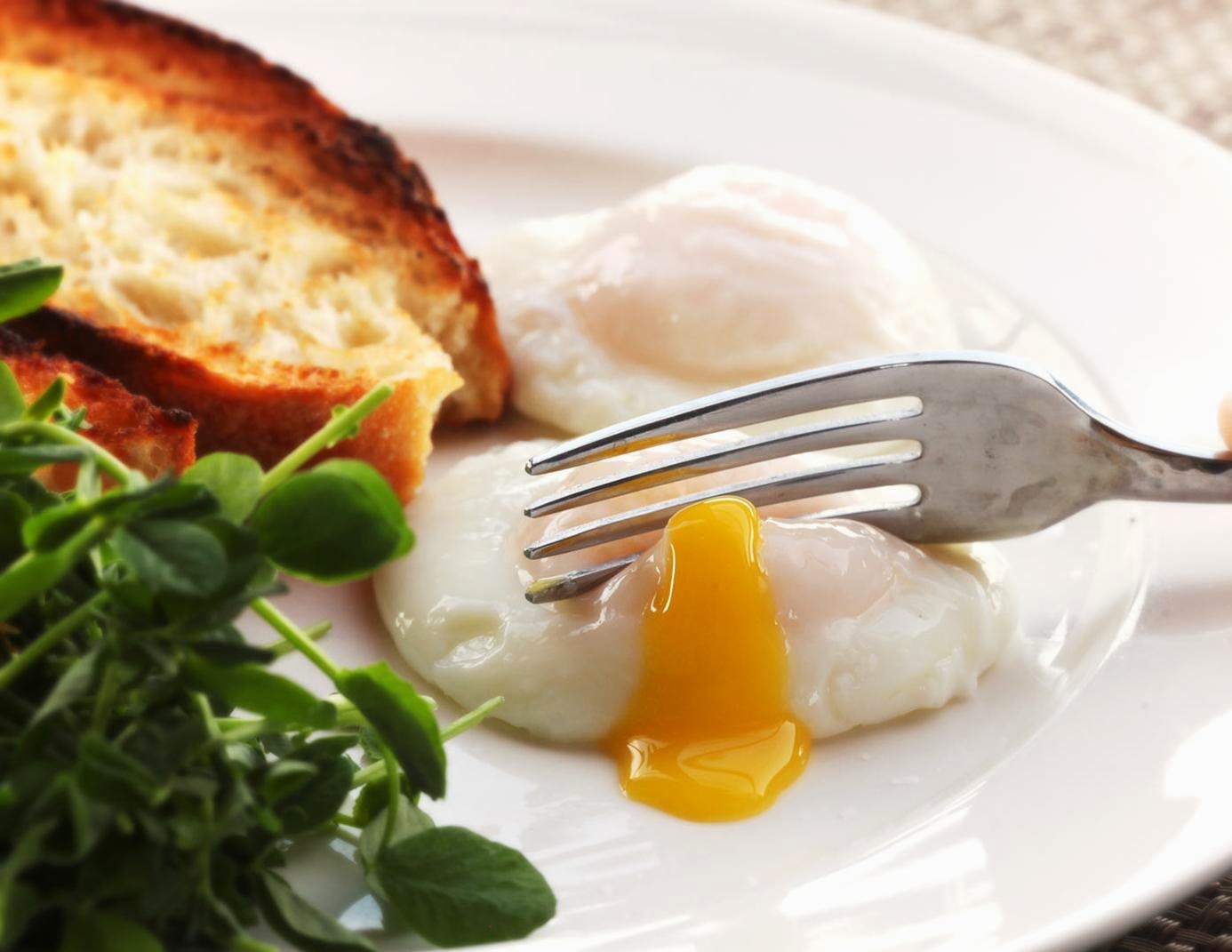 How To Make Perfect Poach Eggs - Beautiful Life Magazine